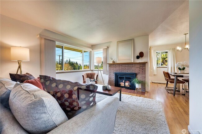 Building Photo - 3 Bedroom 1.75 bathroom home in Mukilteo w...