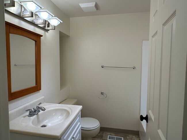 Building Photo - Large 3 Bed, 2 Bath Home!