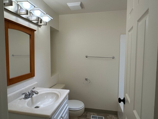 Building Photo - Serene 3 Bed, 2 Bath Gem!