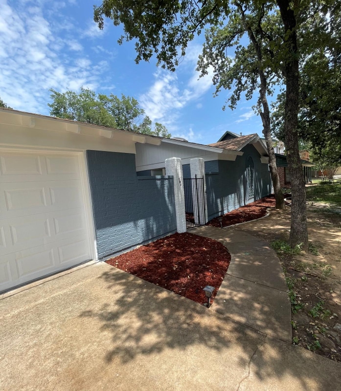 Building Photo - 704 W Pleasantview Dr