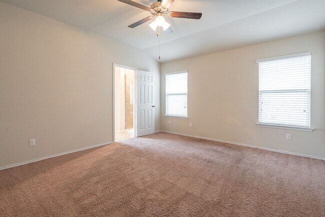 Building Photo - Spacious 3-Bedroom, 2-Bath Home in Lake Po...