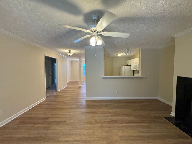 Building Photo - Lovely 2 Bedroom King's Grant Condo