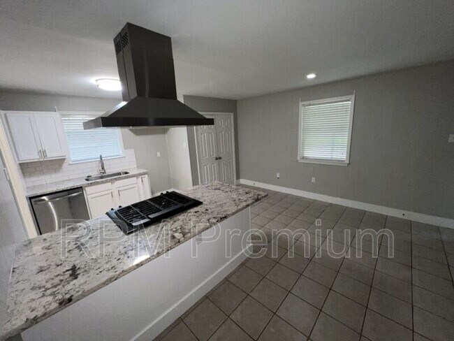 Building Photo - 464 Wilton Dr