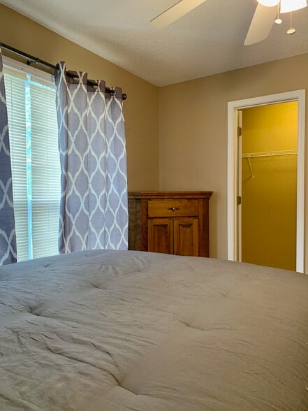 Queen Sized Bedroom - 423 N Donahue Dr