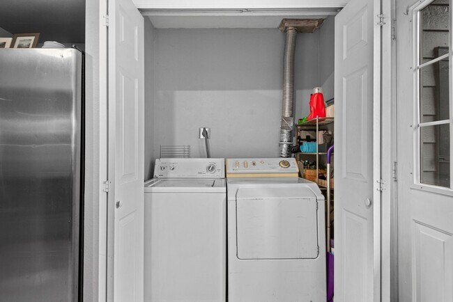 Building Photo - Charming 2BR Townhome in Denver