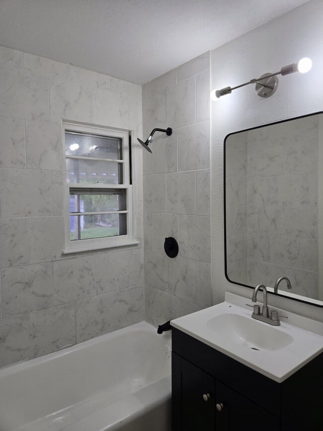 Building Photo - 1219 N Harding Ave