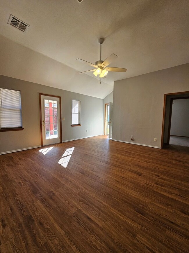 Building Photo - (3) Bed/(2) Bath in Moore Avail NOW!