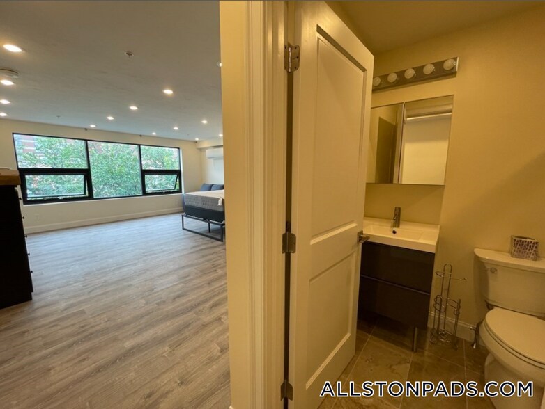 Building Photo - 1028 Commonwealth Ave