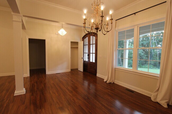 Building Photo - 3 Bedroom 3 Bath House in Beautiful, Quiet Setting