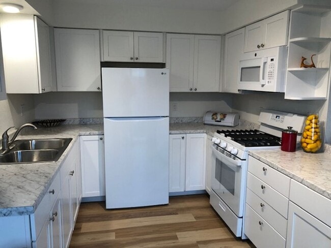 Building Photo - 2 bedroom 1.5 bath Apartment