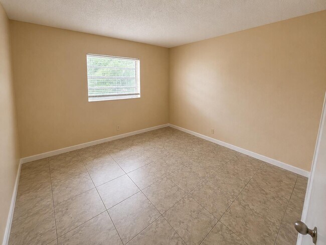 Building Photo - 4125 Woodside Dr