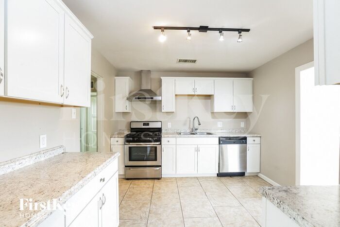 Building Photo - 3625 N 21st Dr