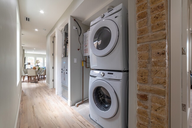 Building Photo - 4730 W Grace St