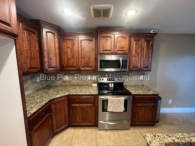 Building Photo - 2717 Mary Dr