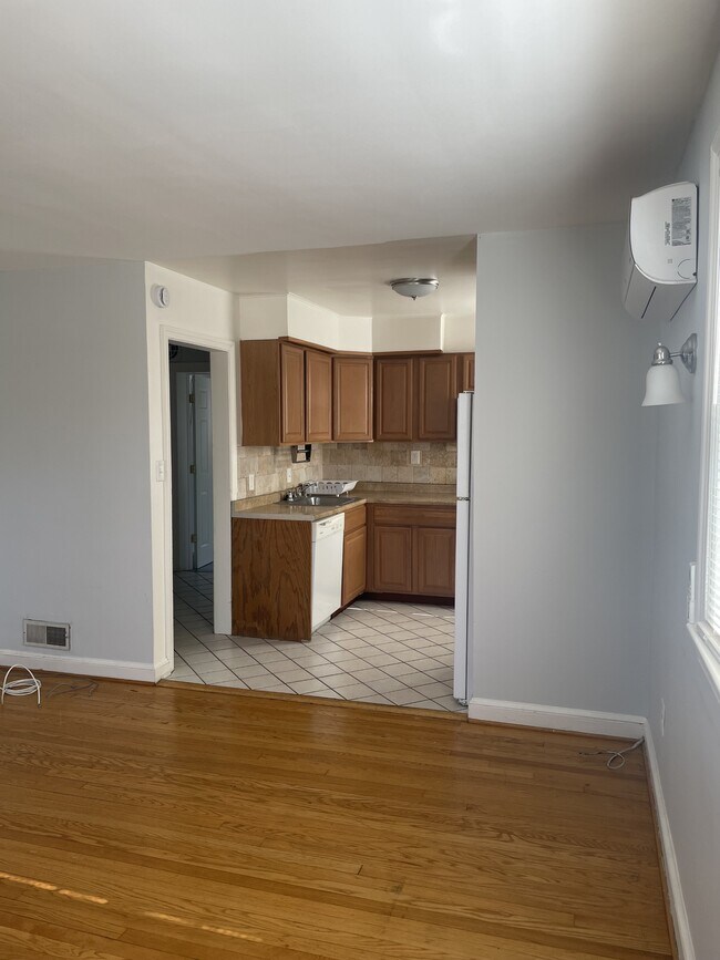 Building Photo - 633 N Nelson St