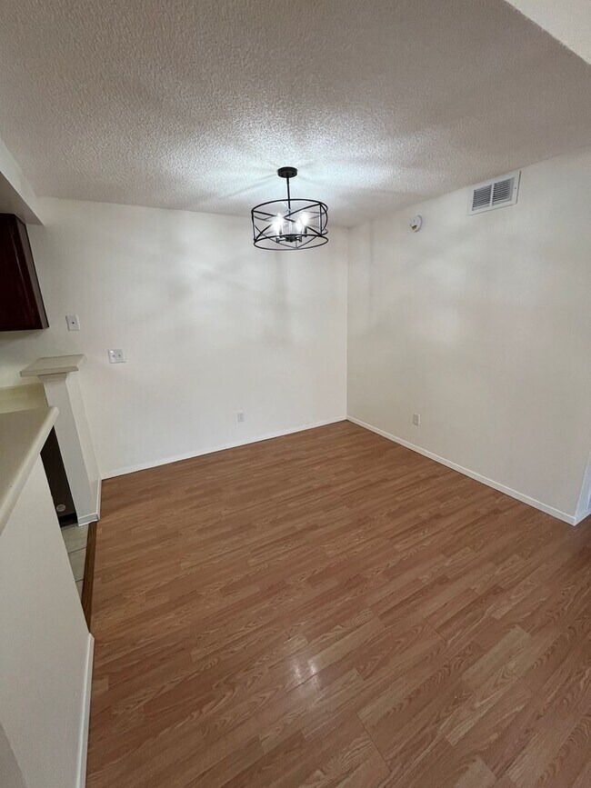 Building Photo - 3 Bed 2 Bath Updated Unit in Robinwood