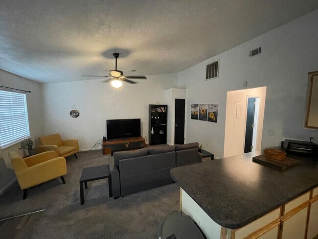 Building Photo - MOVE IN SPECIAL!! Super Cute 2 bedroom townhome!