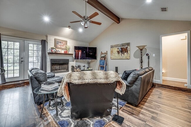 Building Photo - 211 Willow Creek Ct