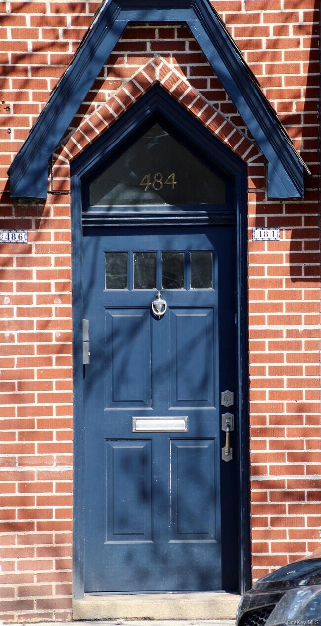 Building Photo - 484 Plandome Rd