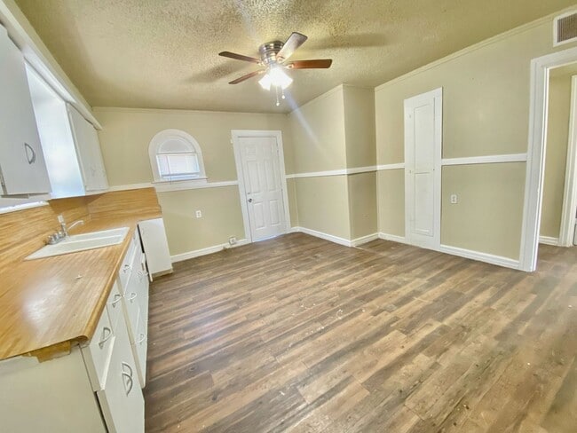 Building Photo - $0 First Month's Rent / $0 Deposit at Move-in