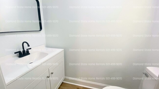 Building Photo - 428 N Oak St