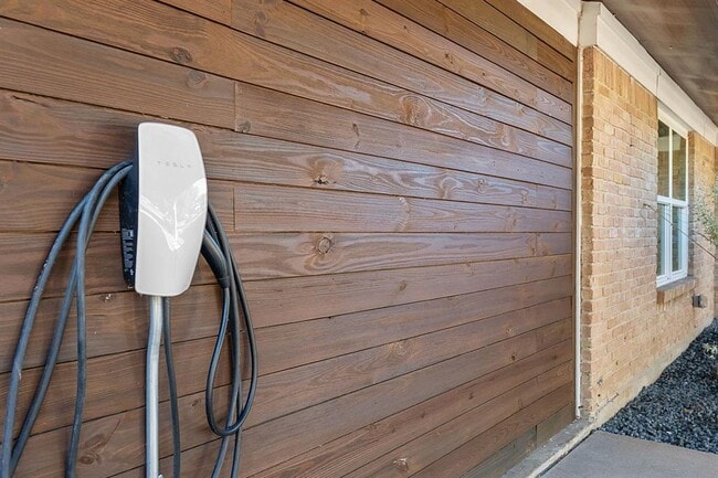 Building Photo - 8801 Redfield Ln