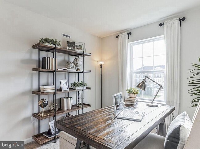 Building Photo - 216 Macoun Way