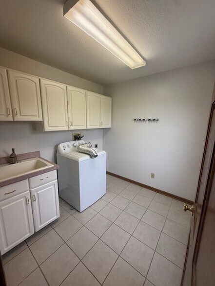 Building Photo - 6125 Avon Lake Rd