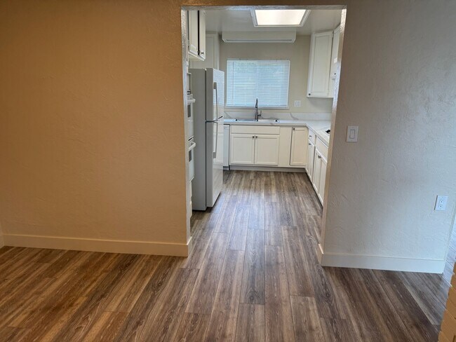 Building Photo - Seaside Home