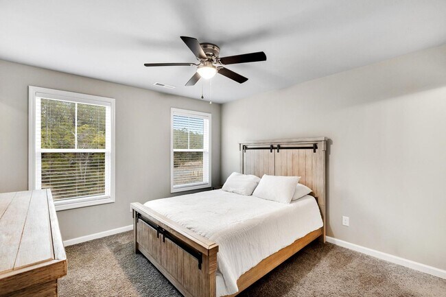 Building Photo - Furnished rental available now!!