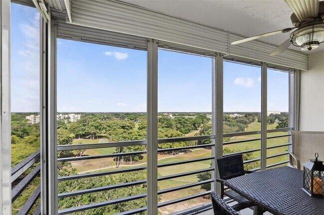 Building Photo - 605 Oaks Dr