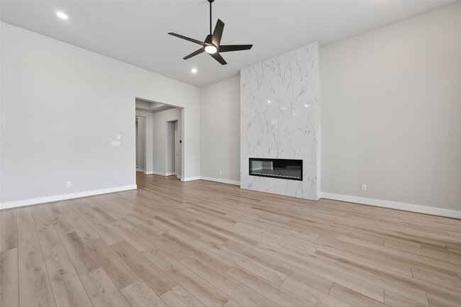 Building Photo - 2022 Serene Spgs Dr