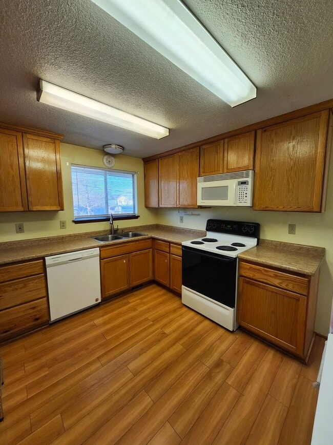 Building Photo - 2108 W 9th Pl