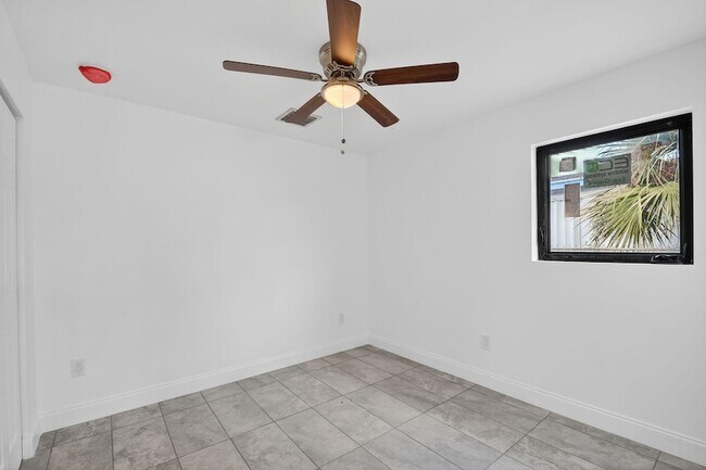 Building Photo - 917 W 2nd St