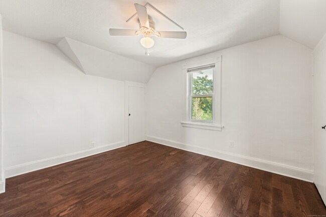 Building Photo - 318 Suburban Ave