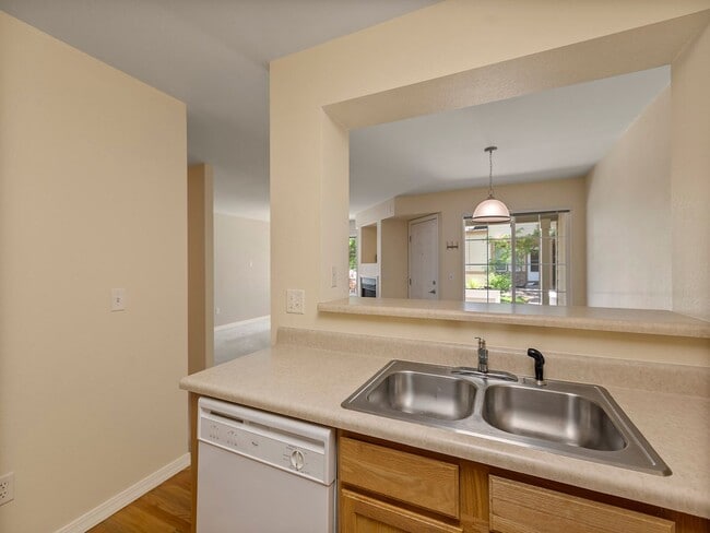 Building Photo - Beautiful 2 Bed 2.5 Bath Townhouse in SE F...