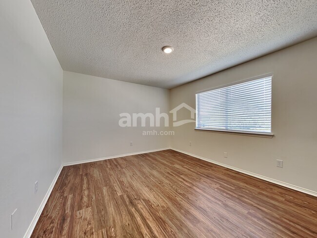 Building Photo - 3917 Periwinkle Dr