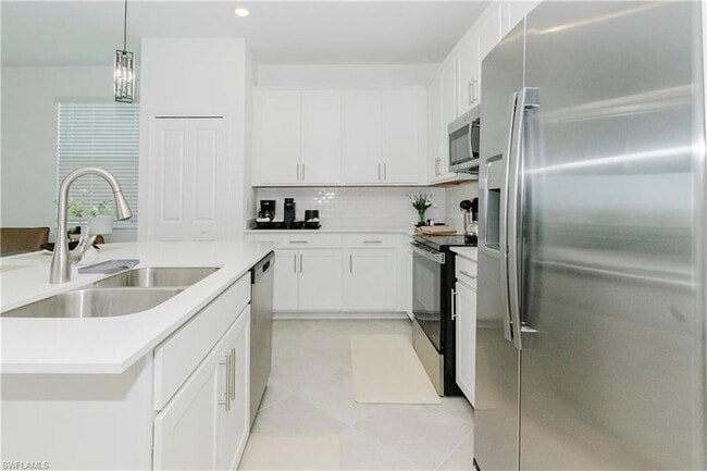 Building Photo - 15275 Green Acre Avenue Unit 338