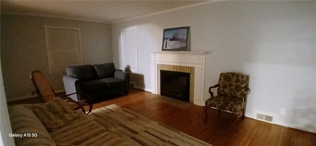 Building Photo - 183 Thorncliffe Dr