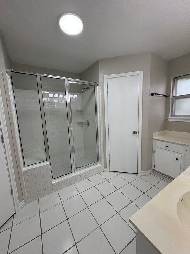 Building Photo - 1310 Goodhue Dr