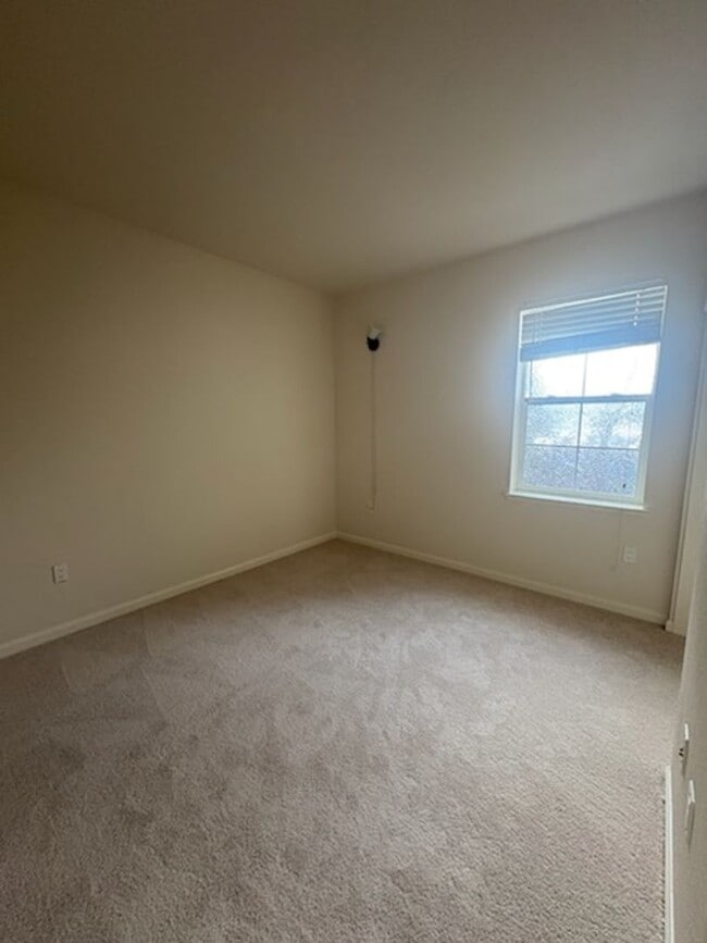 Building Photo - Beautiful Corner Unit in Marina Bay