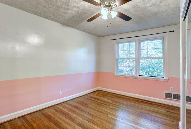 Building Photo - (3BD/2BA) Fabulous Rodgers Forge Townhome