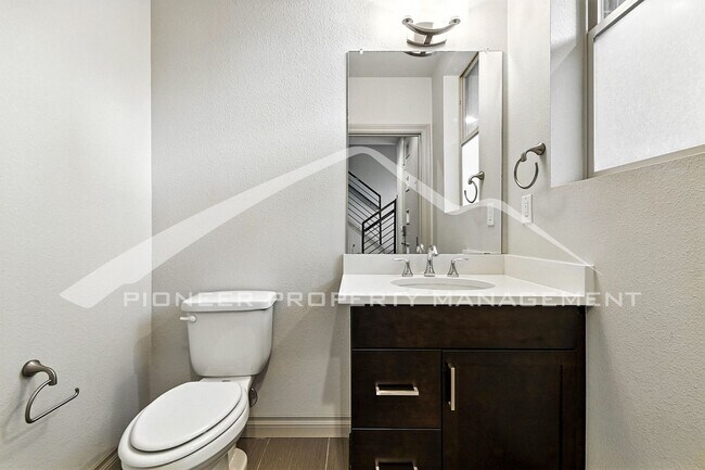 Building Photo - Modern Townhouse with Central AC and Rooft...