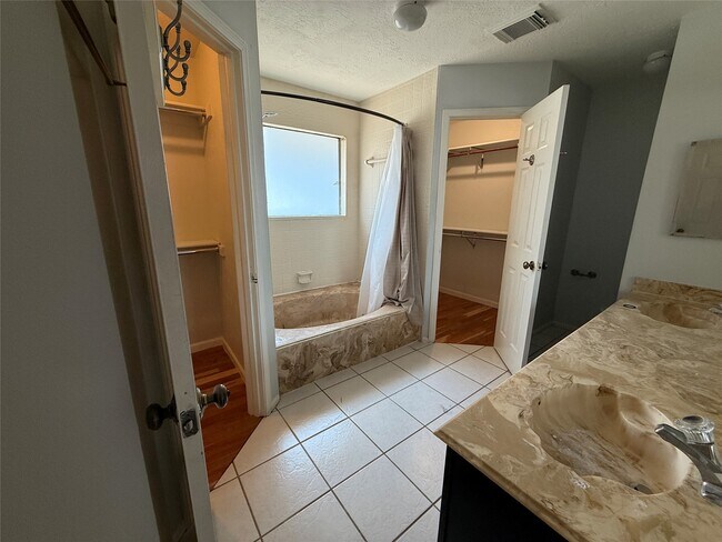 Building Photo - 4330 Meadow Springs Dr