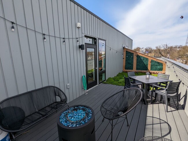 Building Photo - Spacious & Bright Furnished 2br/2ba in Pet...