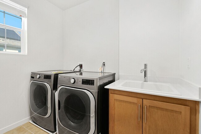 Building Photo - New Community - Temecula - New House Corne...