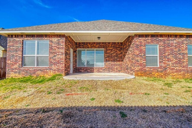 Building Photo - Four bedroom in Stone Lake!
