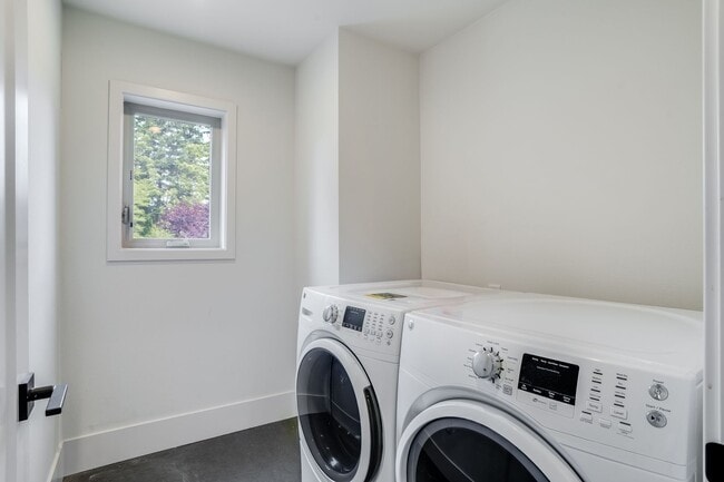 Building Photo - Beautiful 3 Bed, 3 Bath Rental Home in Bre...