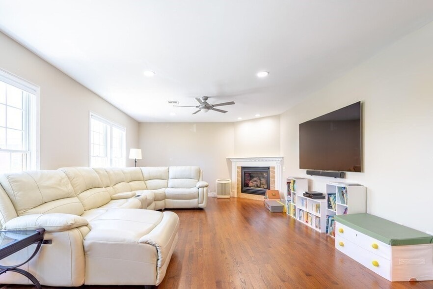 Building Photo - 467 Somerville Ave