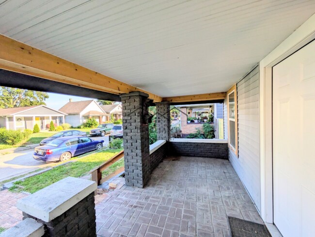 Building Photo - 523 N Alton Ave